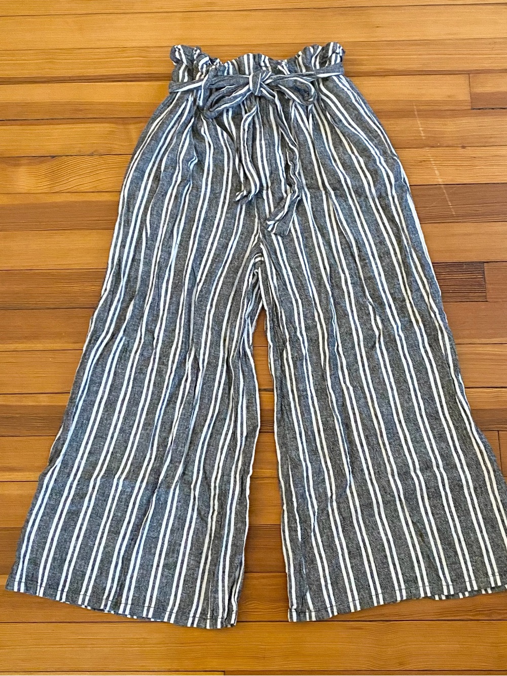 Who What Wear Gray & White Striped Wide-Leg Crop Paperbag Pants